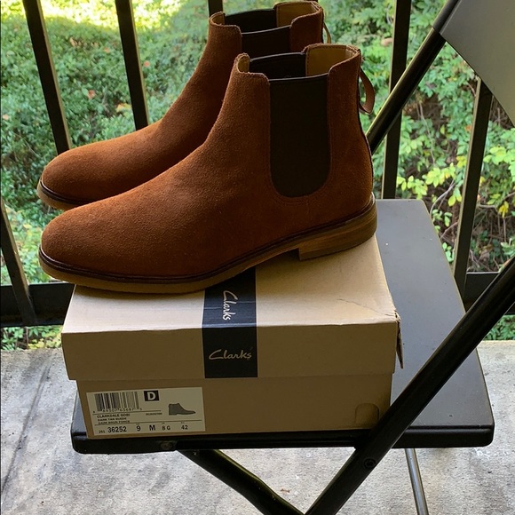 clarkdale gobi dark tan suede